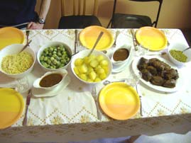  ></p>
<p align="left">Es gab: Rindsrouladen, Soße, Kartoffeln, Spätzle, Sahne-Rosenkohl, Erbsen und ……. ööööh ….. Nachtisch:</p>
<p align="center"><%image(20090219-M190206-2.jpg
