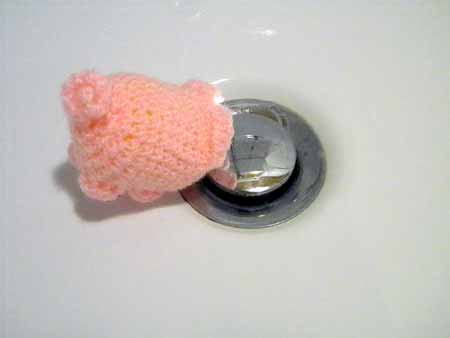 Das Häkelschwein schnuffelt am Abfluss